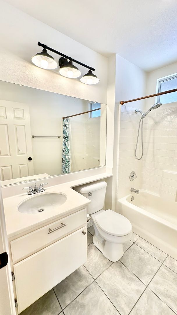 Building Photo - Lovely Two-Story Home in The Heights Overl...