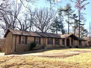 Building Photo - Charming single-level ranch home offers 4 bedrooms and 2 bathrooms in Brentwood