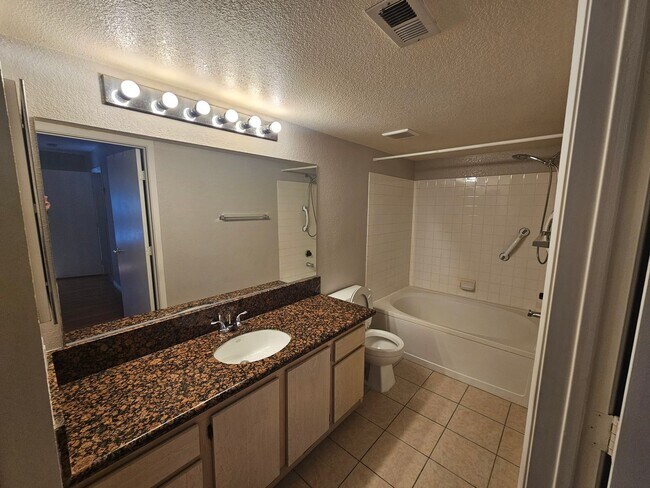 Building Photo - 1 Bedroom Condo located at Bella Club