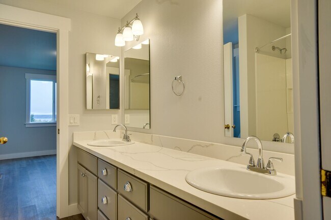 Building Photo - Federal Way Remodeled 2 Story