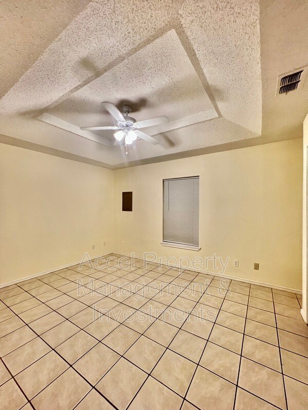 Building Photo - 1201 W Carmen Ave