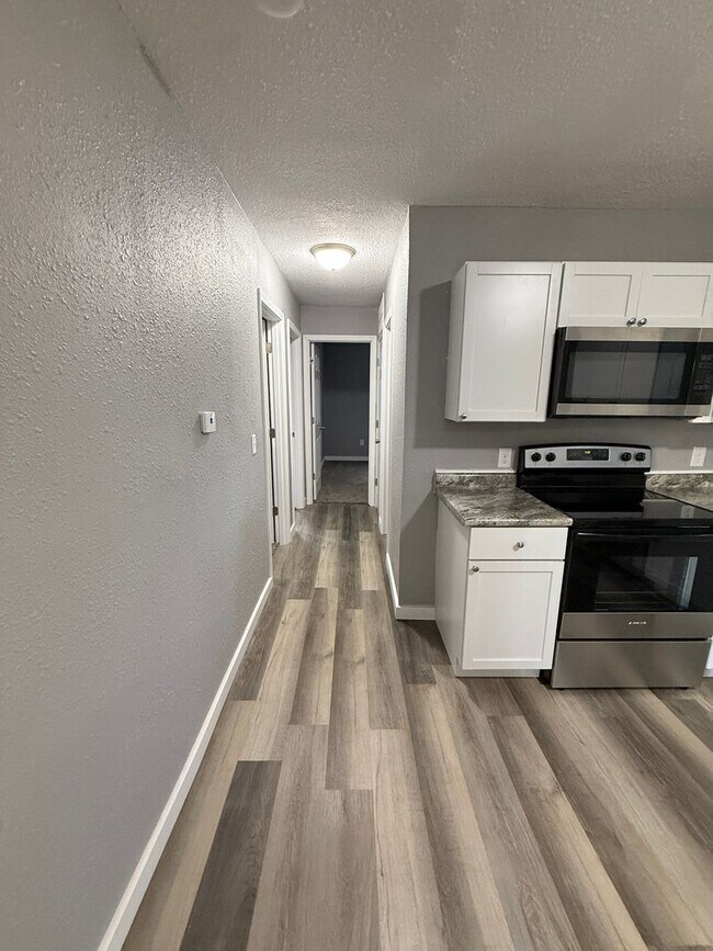 Building Photo - 3+ bedroom/2 bath house