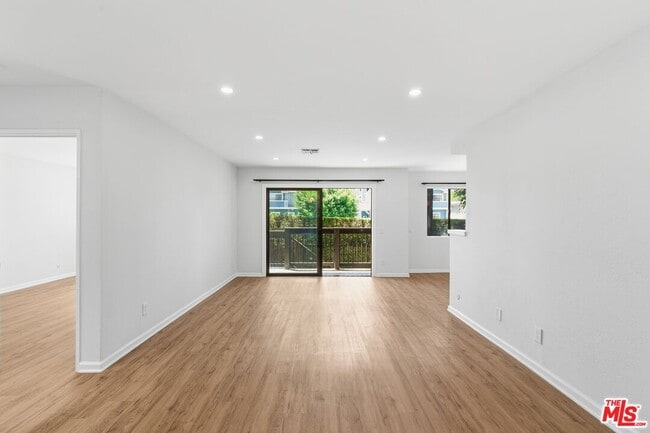 Building Photo - 13025 Moorpark St