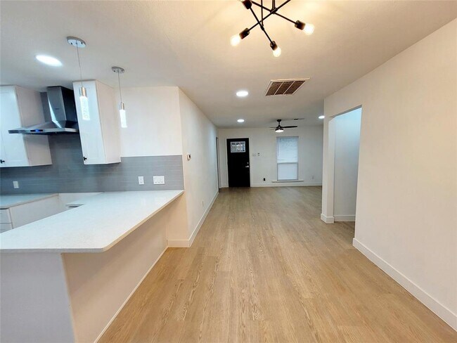 Building Photo - 317 W Houston Ave