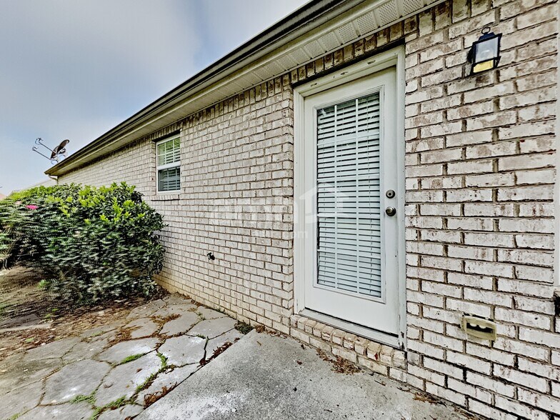 Building Photo - 3001 Mesquite Dr