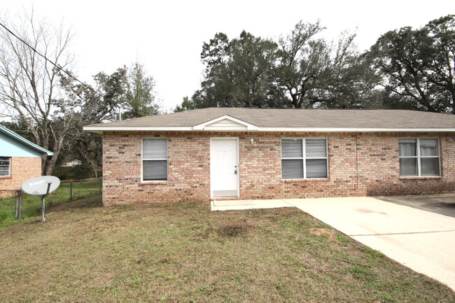 Building Photo - Northeast Pensacola 2BR – Perfect Location...