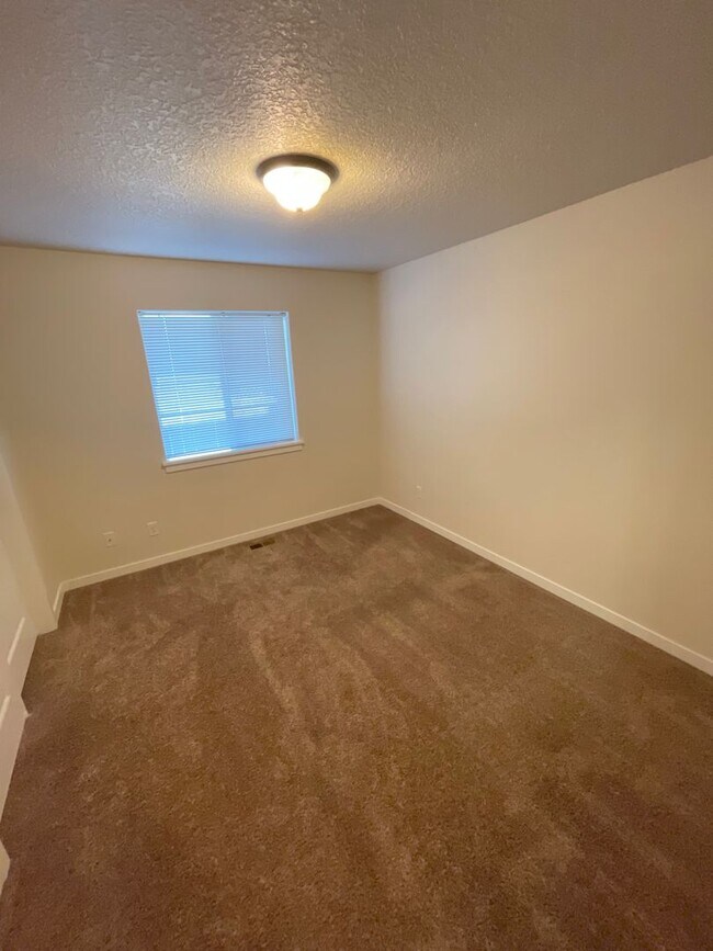 Building Photo - Dont miss out on this charming four bedroom home!