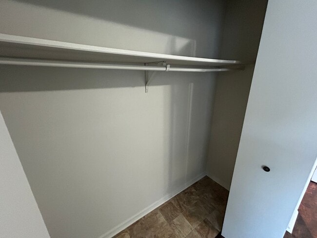 Building Photo - 1 Bedroom, 1 Bath Apartment at the Brooksi...