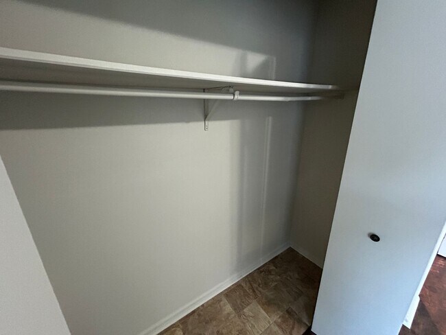 Building Photo - 1 Bedroom, 1 Bath Apartment at the Brookside Apartments!