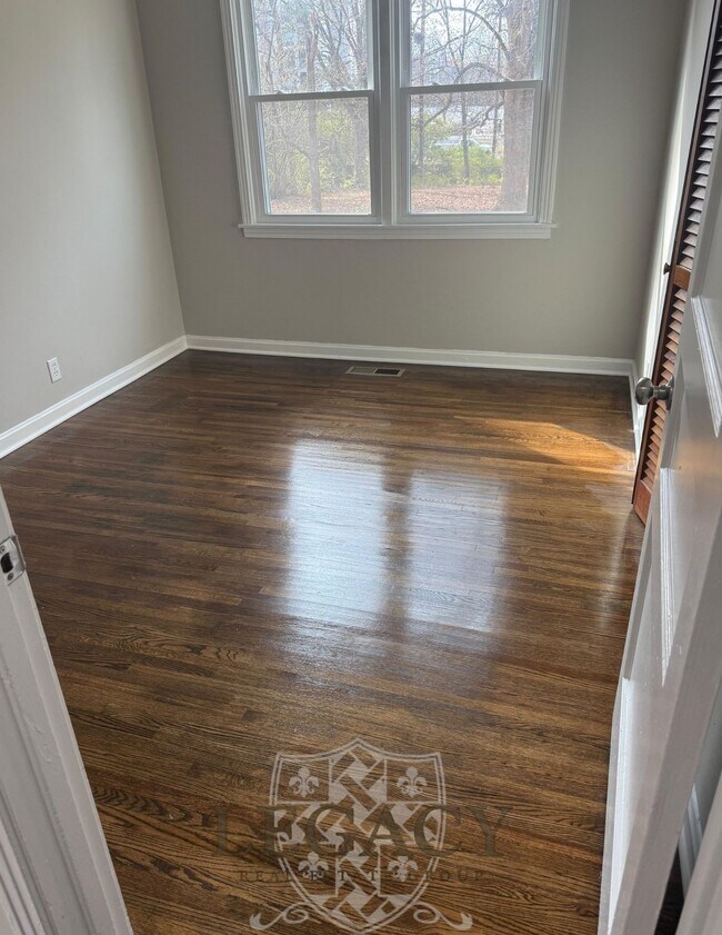 Building Photo - 2211 Larimore Dr