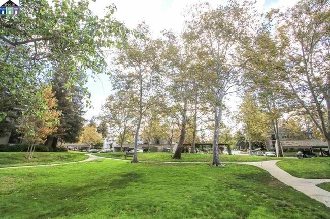 Building Photo - 39455 Albany Common