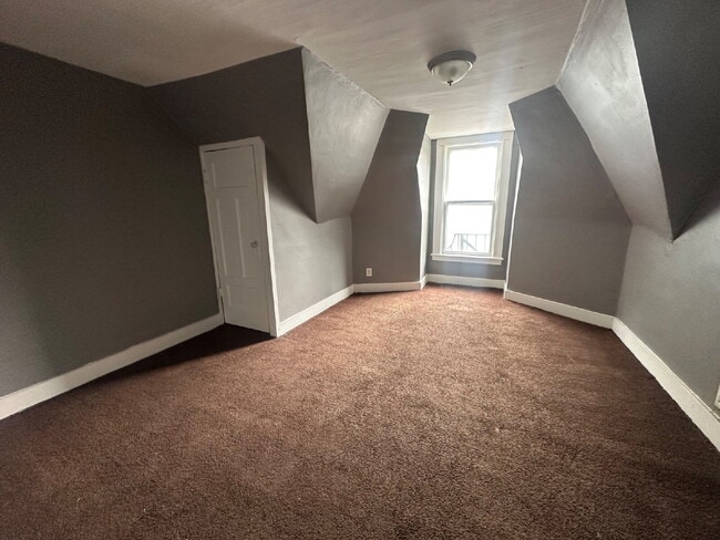 Building Photo - Stylish 3-Bedroom Unit with Private Entran...
