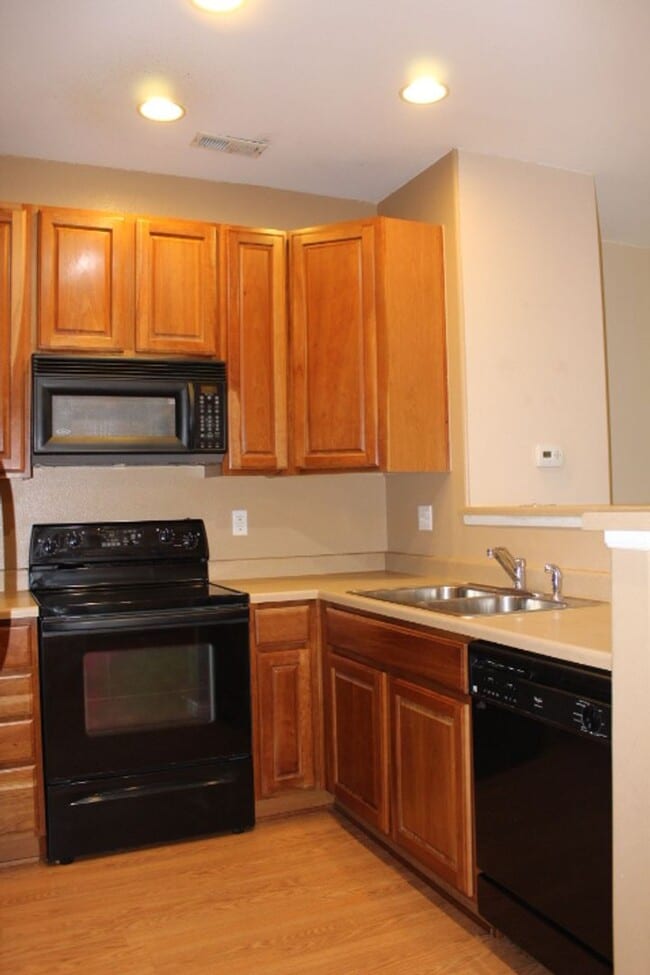 Building Photo - Reduced Price! Cozy and Convenient 2 Bedro...