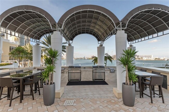 Building Photo - 808 Brickell Key Dr