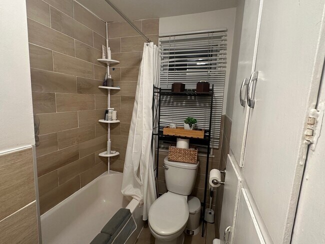 Building Photo - 82 Dustin St