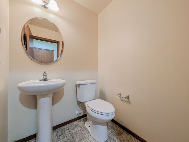 Building Photo - Beautiful 4 bed 2.5 bath home in Silver Lake!