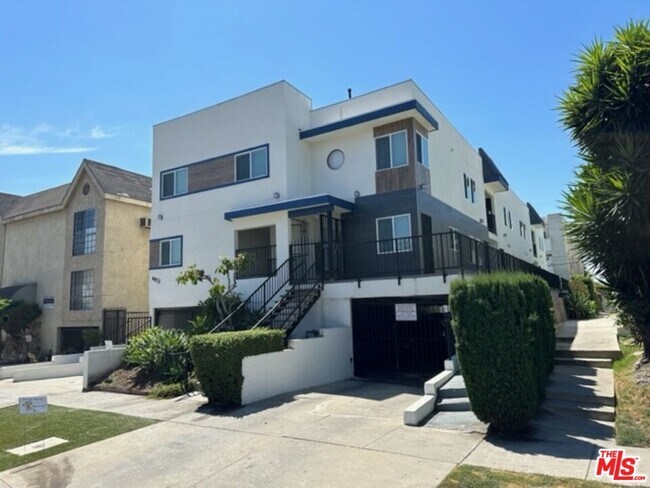Building Photo - 4832 Rosewood Ave