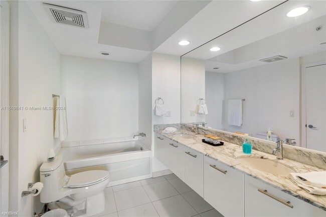 Building Photo - 1 br, 1 bath Condo - 500 Brickell Ave Apt 800