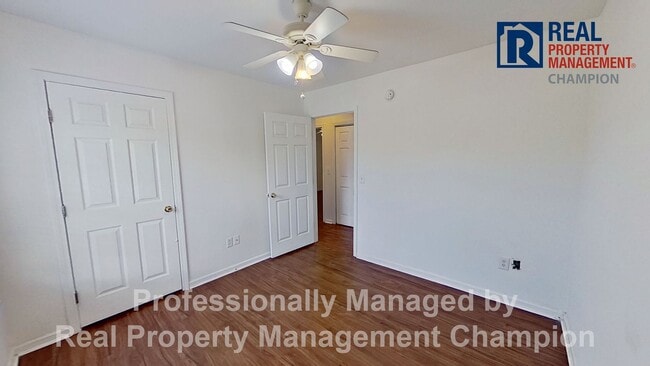 Building Photo - 3 BD/2BA Home with Sunny Floorplan and Eat-in Kitchen