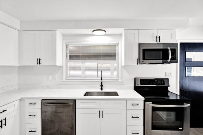 Building Photo - 3BD | 2BTH - NEWLY RENOVATED - WEST BLOOMFIELD, MI (3 MONTH SPECIAL)