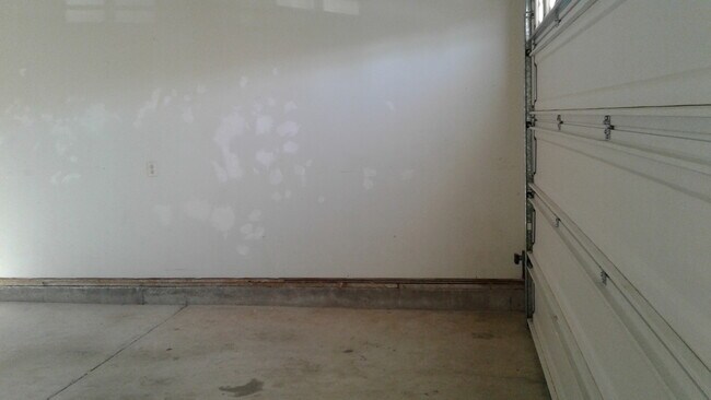 Building Photo - Desirable area of Central Point - Single S...