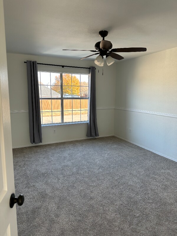 Building Photo - 4205 Lakeside Dr