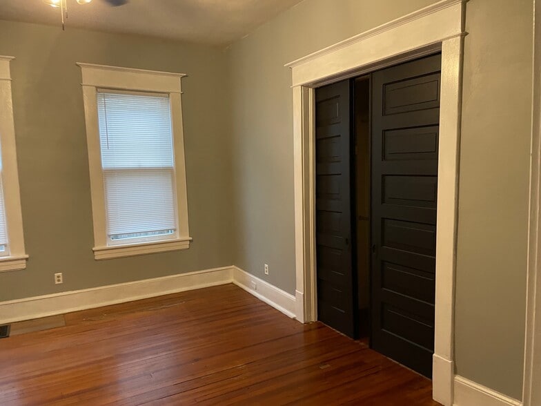 Building Photo - 422 Woods Ave SW