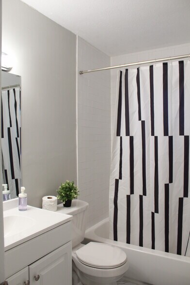 Building Photo - 891 S Weyant Ave