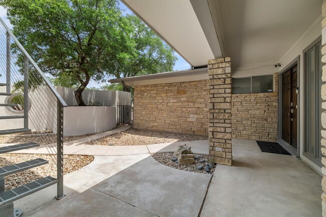 Building Photo - 3935 Lago Vista Dr