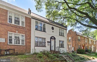 Building Photo - 313 Parkland Pl SE