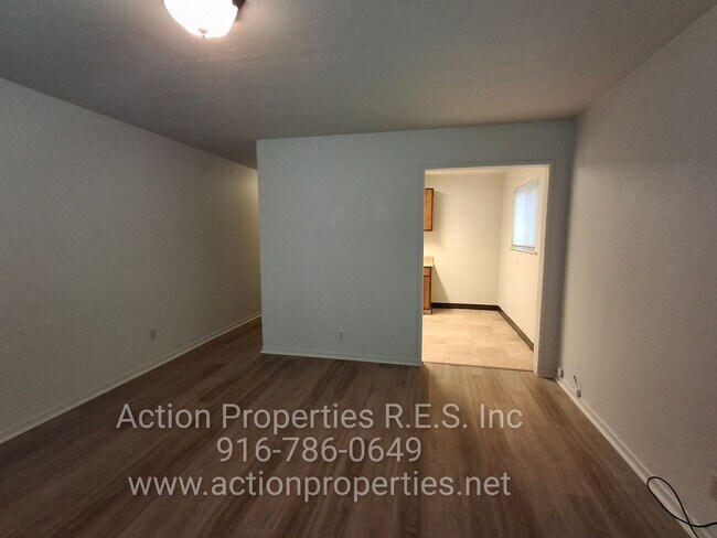 Building Photo - Central Roseville -Duplex 1 Bed, 1 Bath Duplex Large Fenced Yard, Gardener Included - No Laundry ...