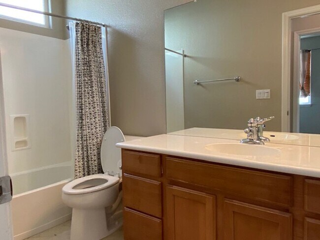 Building Photo - Cute Roseville home walking distance to Ki...