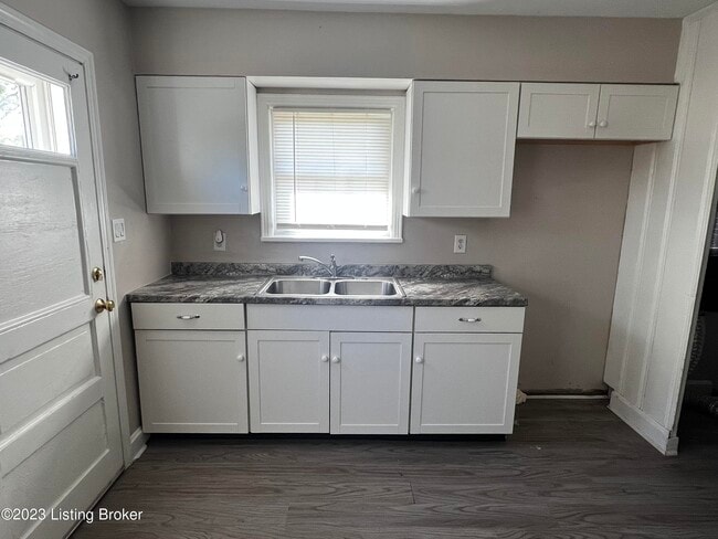 Building Photo - 1002 Meadow Hill Rd