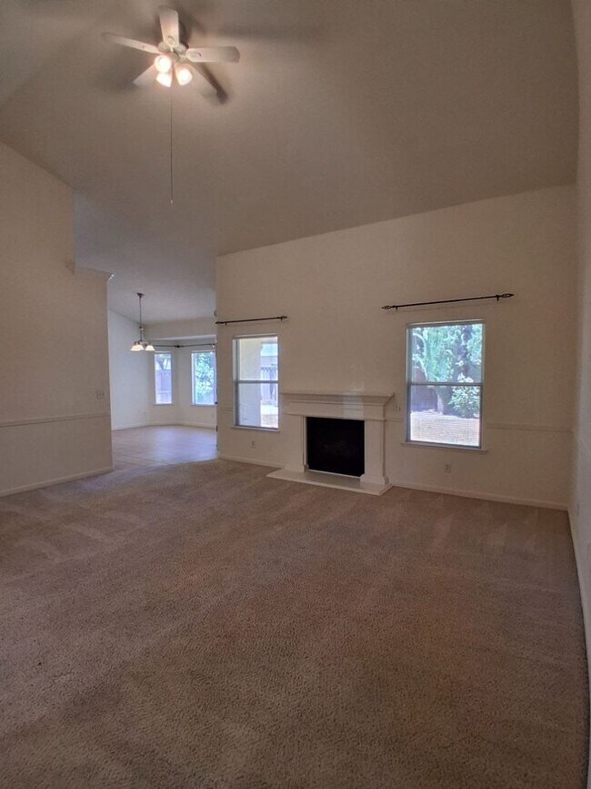 Building Photo - Desirable Clovis Single-Level Home: 3-bedroom, 2-bathroom