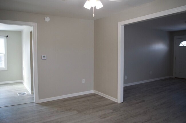 Building Photo - Conveniently Located 3 Bed 2 Bath House