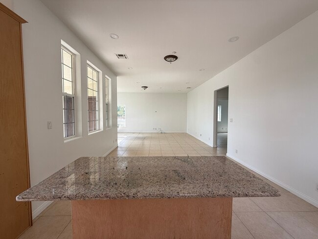 Building Photo - 2045 Bellevue Dr