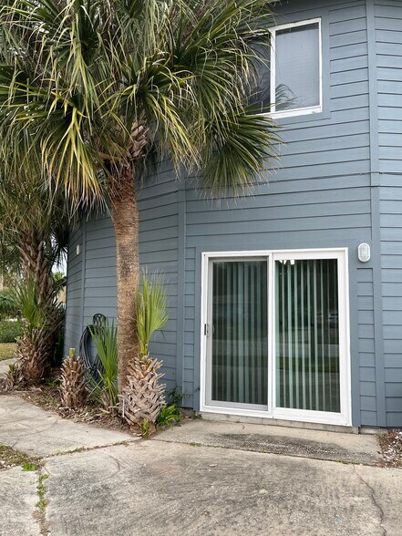 Building Photo - 19 Palm Dr