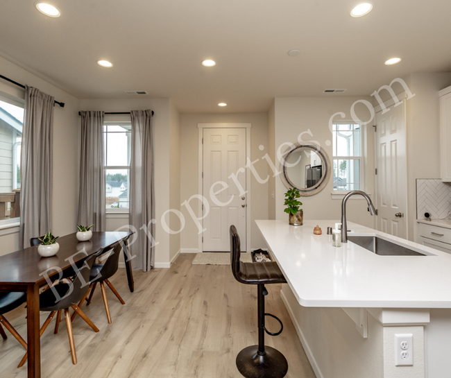 Building Photo - Lovely Tehaleh 3 bedroom