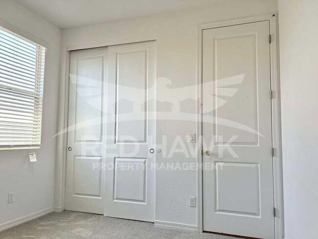Building Photo - 35991 W San Clemente Ave