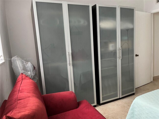 Building Photo - 2920 Point E Dr