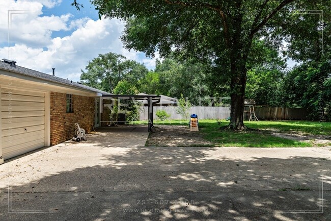Building Photo - Spacious Brick Home in West Mobile!