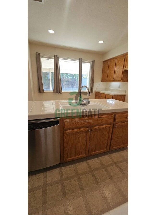 Building Photo - Beautiful 4 Bedroom, 3 Bathroom Home in Tr...
