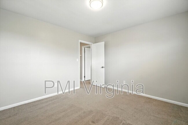 Building Photo - 5081 Holly Farms Dr