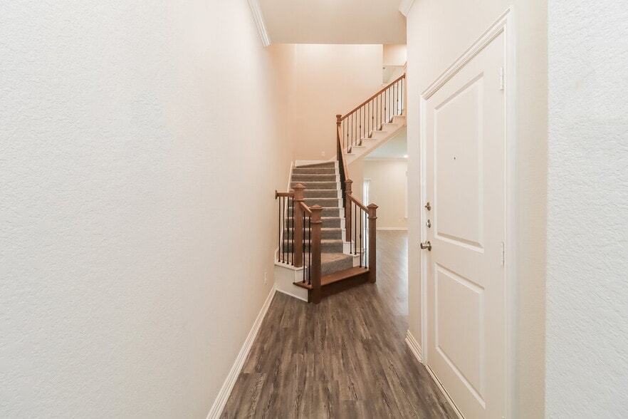 Building Photo - 1213 Summerset Ln