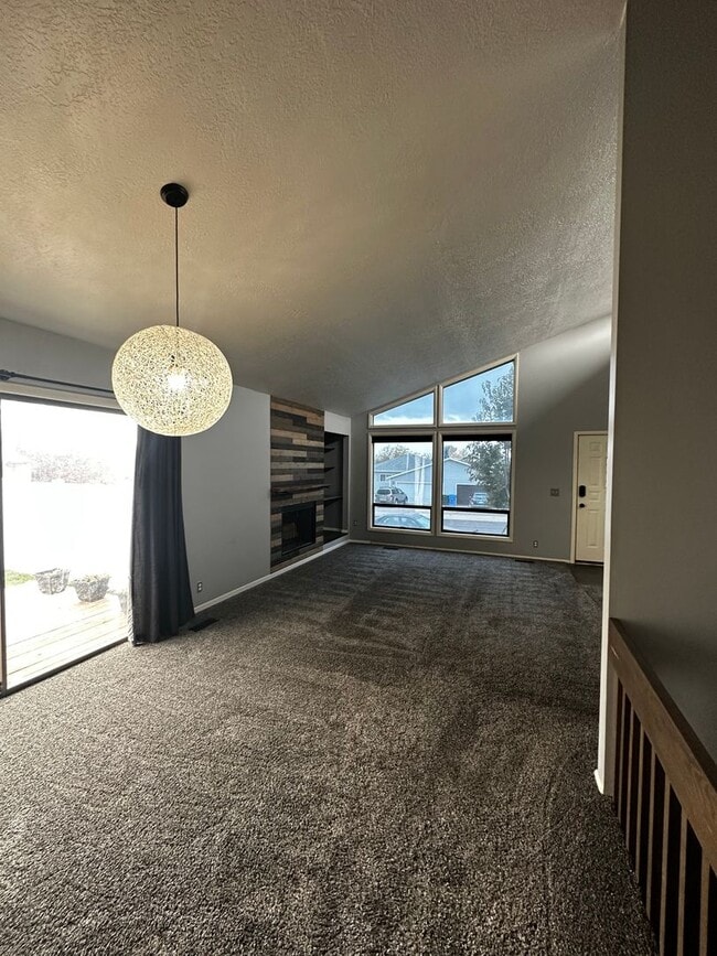 Building Photo - MOVE IN SPECIAL-- DECEMBER RENT FREE--Wonderful Single-Family Home in The Highland Area