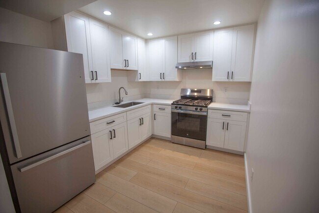 Building Photo - 938 Huron Ave