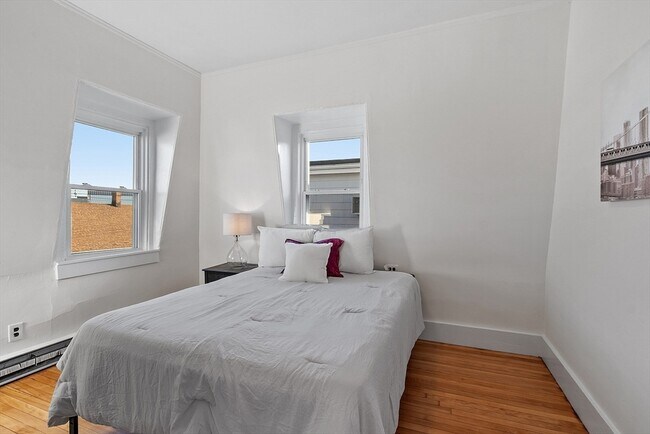 Building Photo - 54 Bonair St