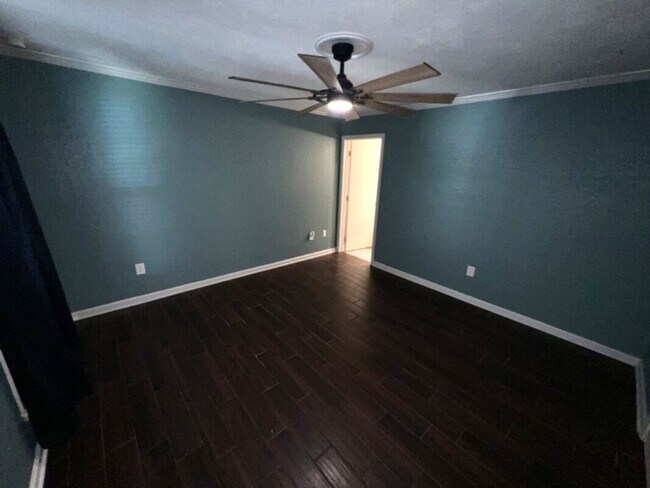 Building Photo - Fully Renovated 3 Bedroom Apartment in Pri...