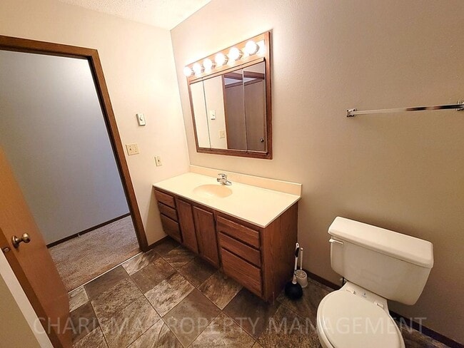 Building Photo - SPACIOUS ONE BEDROOM UNIT, WITH GREAT AMEN...