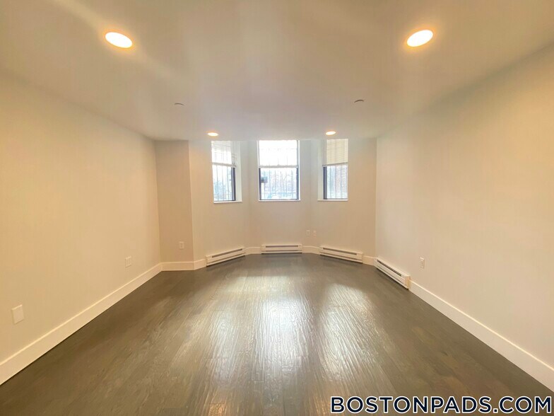 Building Photo - 98 Queensberry St